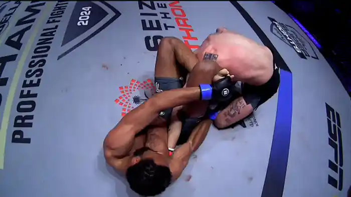 クレイ・コラード vs. AJ・マッキー