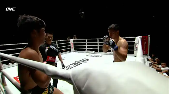 オトップ・オー・クワンムアン vs. パルハム・ゲイラティ