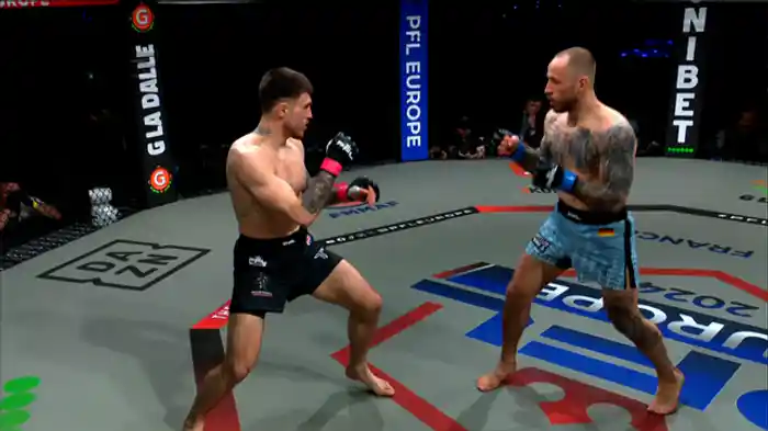 コナー・ヒューズ vs. アナトリー・バール