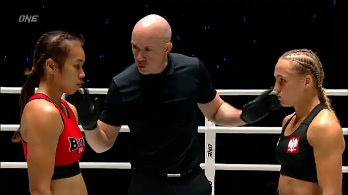 ワンダーガール vs. マルティナ・キエルチェンスカ