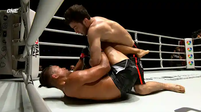 本田良介 vs. サンジャル・ザキロフ