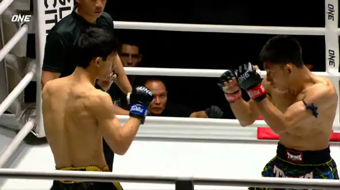 ペットランプン・ムアダブランパーン vs. 鮫島大翔