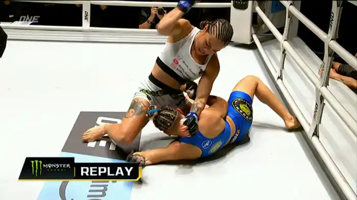 ビクトリア・ソウザ vs. ノエル・グランジャン