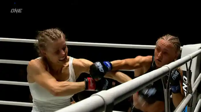 エカテリーナ・ヴァンダリーバ vs. マルティナ・キエルチェンスカ