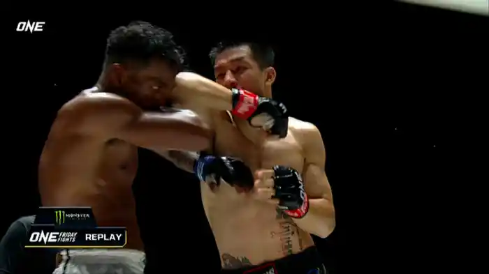 デンプータイ・シット・ジャックムエタイ vs. フアム・フェリペ・モライス・カルダス