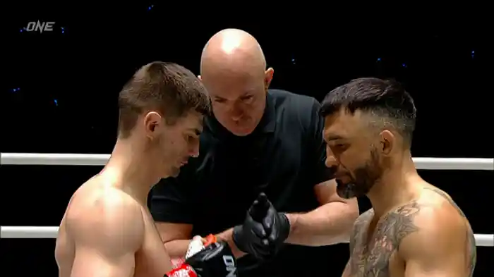 ジェイコブ・スミス vs. デニス・ピューリック