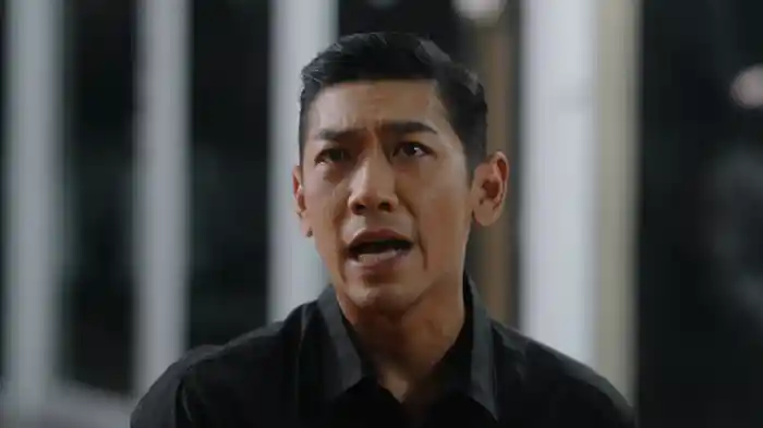 今も涙を流しながら笑う