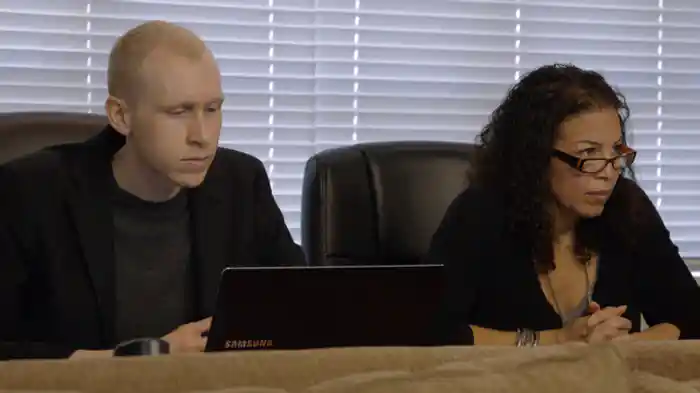 頭に銃を突きつけて