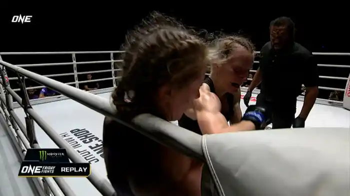 クロイ・クーク vs. ハンナ・パルムクィスト