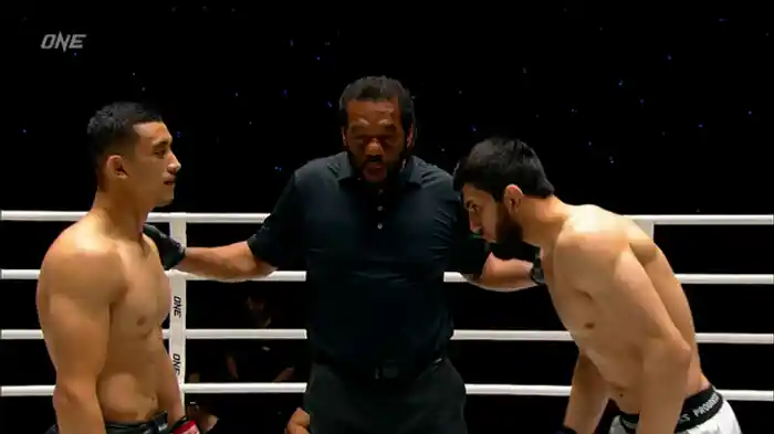 アクバル・アブドゥラエフ vs. ハリル・アミール