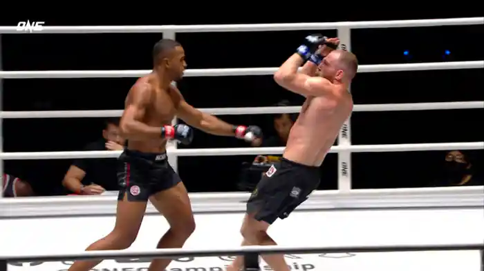 マテウス・ペレイラ vs. エフゲニー・モロゾフ