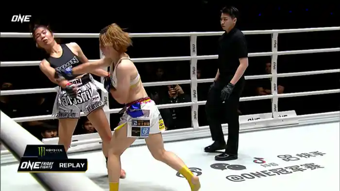 サワラート・シットクルジャ vs. 小原ここ