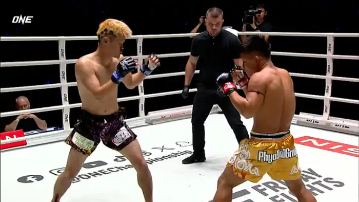 モー・テート・アウン vs. 山岸和樹