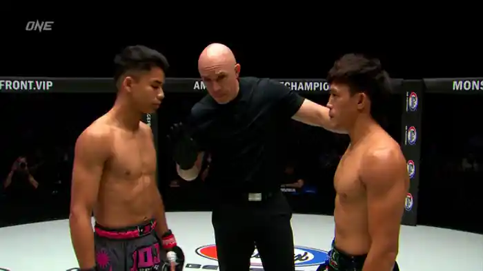 ジョハン・ガザリ vs. ニューイェン・トラン・デュイ・ニャット