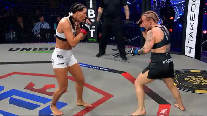 リジー・ヘバーズ vs. カロリーナ・ヴォイチク