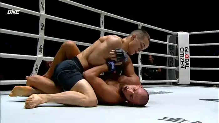 エフゲニー・アントノフ vs. イスラム・クカエフ