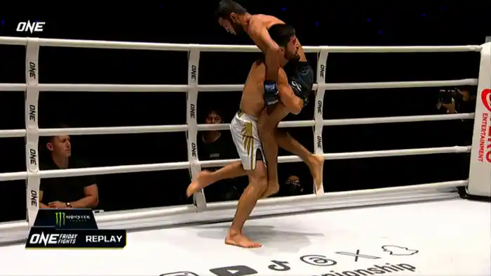 ハリーム・ナズルロエフ vs. ジャロリディン・ラクモンジョノフ