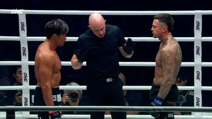 秋山成勲 vs. ニキー・ホルツケン