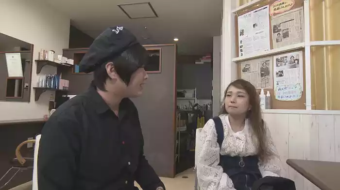 がんで髪を失った少女
