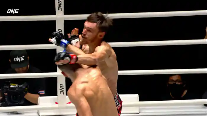 キリル・ホムトフ vs. フェルザン・チチェキ