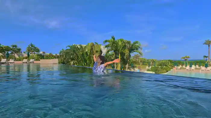 恩納村に映える白亜の楽園「ホテルモントレ沖縄 スパ&リゾート」(沖縄県)