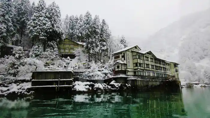船でしか行けない秘境の一軒宿「大牧温泉観光旅館」(富山県南砺市)