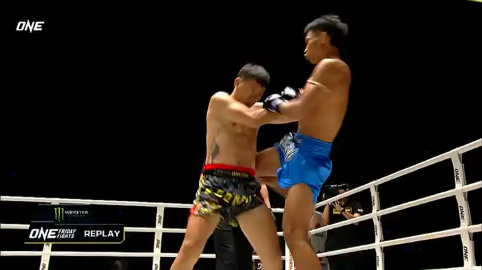 プロムロブ・ルクスアン vs. パヤックメキン・ジョムホートムエタイ