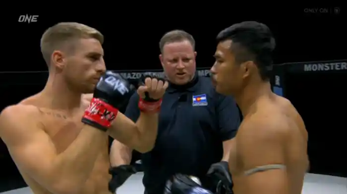 ジョナサン・ハガティー vs. スーパーレック・キアトモー９