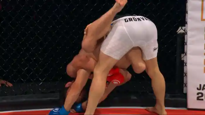 キアラン・クラーク vs. トゥオマス・グロンヴァル