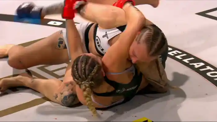 リア・マッコート vs. サラ・コリンズ