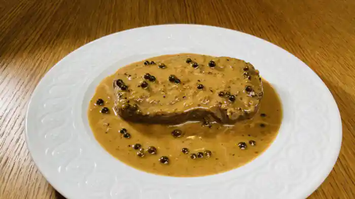 牛肉のステーキ〜グリーンペッパーソース〜