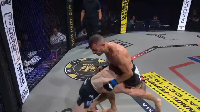 コナー・ヒューズ vs イグナシオ・カペラ