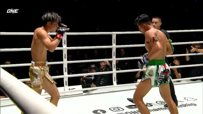 小笠原瑛作 vs. リッティデット・ソー・ソンマイ