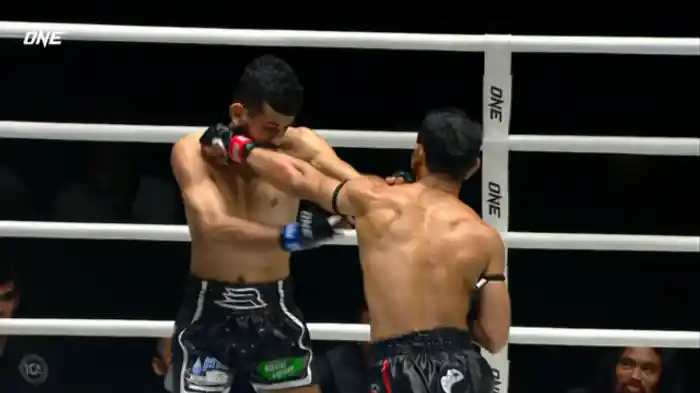 サムエー・ガイヤーンハーダオ vs. アクラム・ハミディ