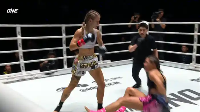 ステラ・ヘメッツバーガー vs. チェリーナ・チリーノ