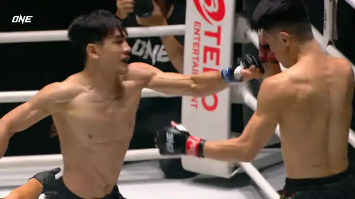 イ・ジュンファン vs. 青柳克明