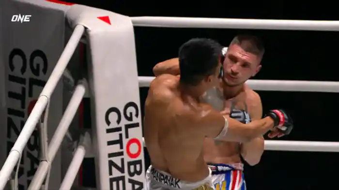 パンパヤック・ジットムアンノン vs. シルビュー・ヴィテズ