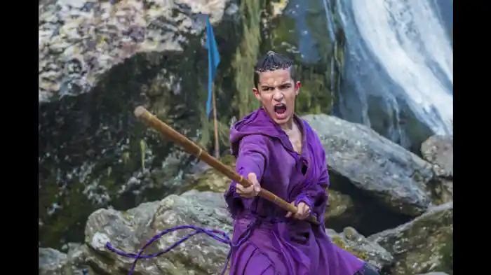 赤い太陽、銀の月