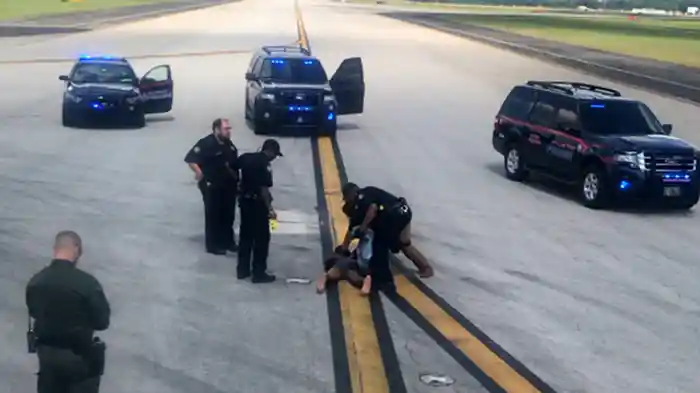 手荷物検査で現金泥棒!?