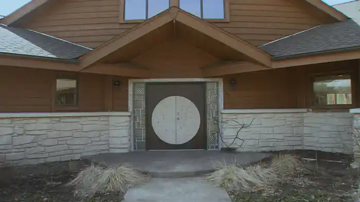 空中につるされた家