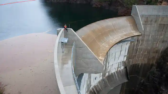 巨大ダム／CH-47チヌークほか