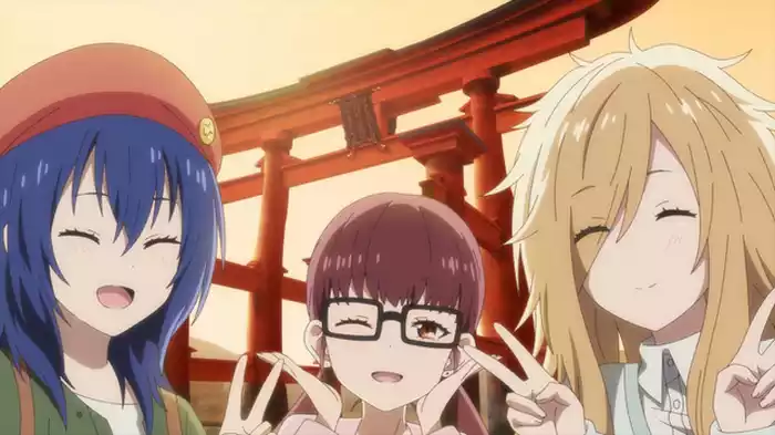 女子三人寄って睦まじい