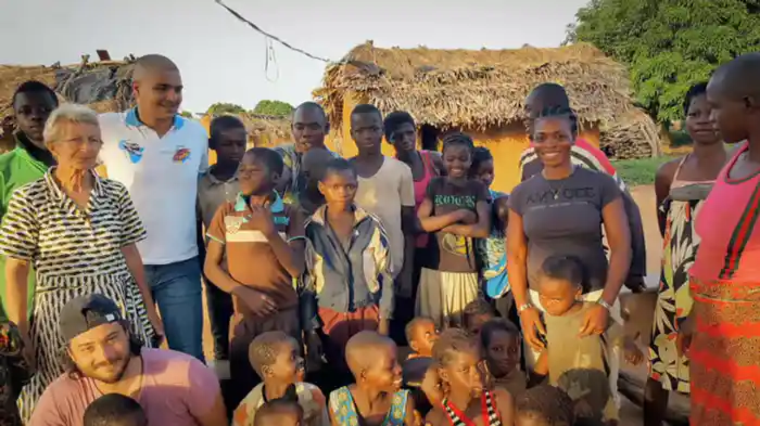 目がない状態で生まれた少年