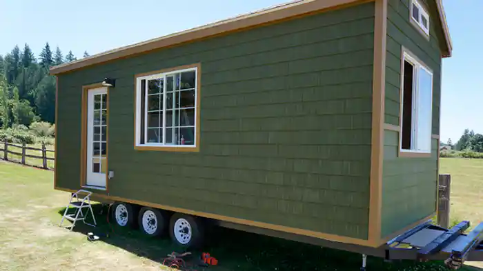 大男の小さな家