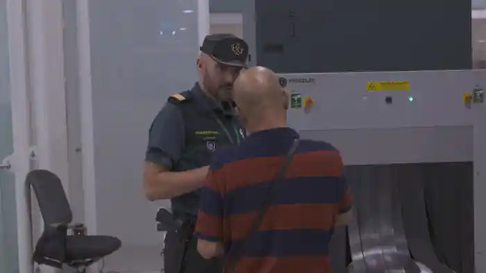 X線が暴く麻薬蜜輸入