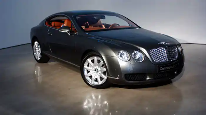 高級ラグジュアリー車