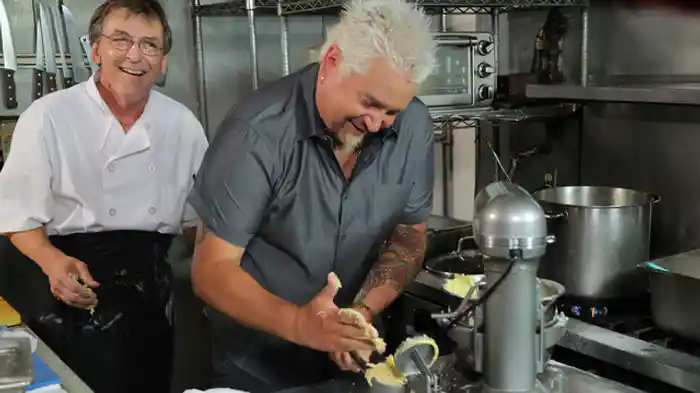 サンドイッチとラーメンを味わえる店