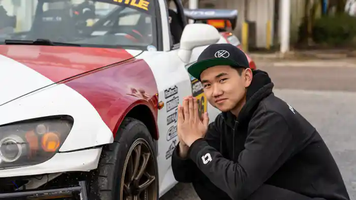 化学工場でのカーチェイス