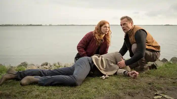 金粉をまとった遺体