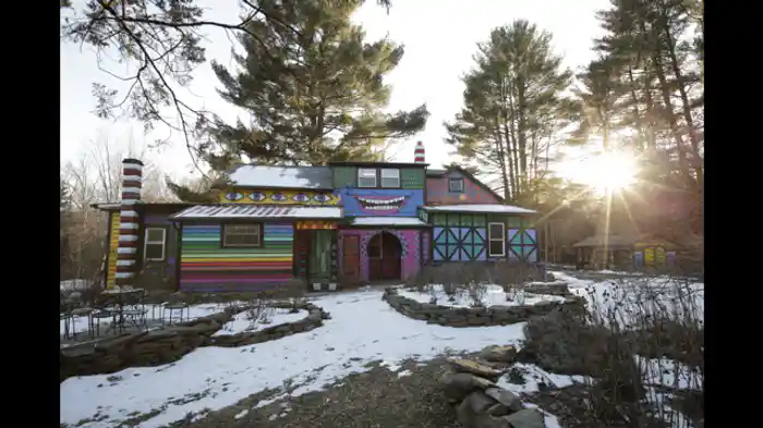 鮮やかな色彩の家